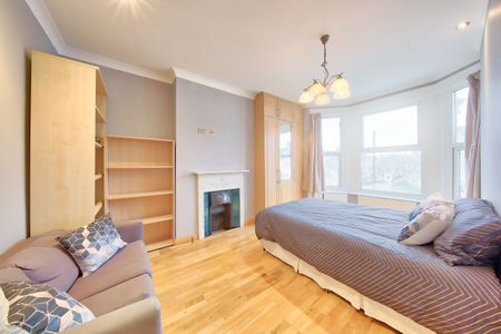 Four Bed Two Bath Victorian Converted Split Level Flat to Rent in London, SW18 - Photo 5