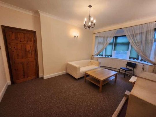 Hedgeley, Woodford Avenue, Ilford, IG4 - Photo 1