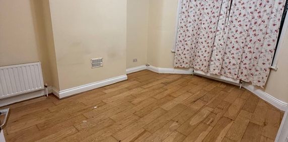 2 Bed Flat, Colchester Avenue, E12 - Photo 2