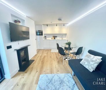 1 Bedroom Flat - Photo 2