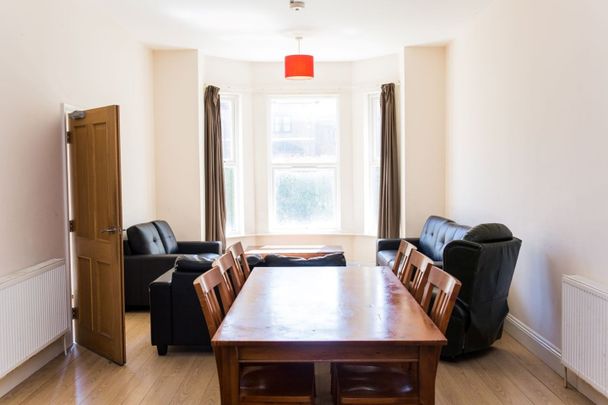 9 Bed Detached House, Hill Lane, SO15 - Photo 1