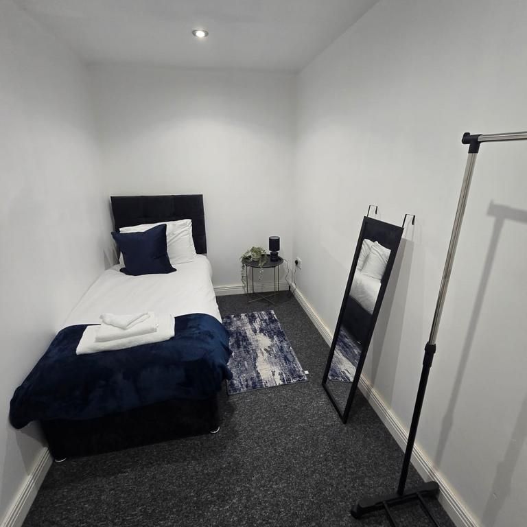 14 bedroom block of apartments to rent - Photo 1
