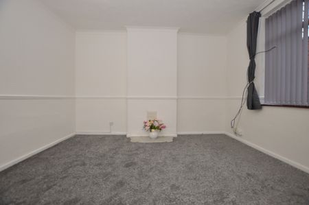 3 Bedroom Terraced House - Photo 2