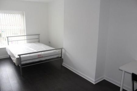 4 bedroom flat to rent - Photo 2