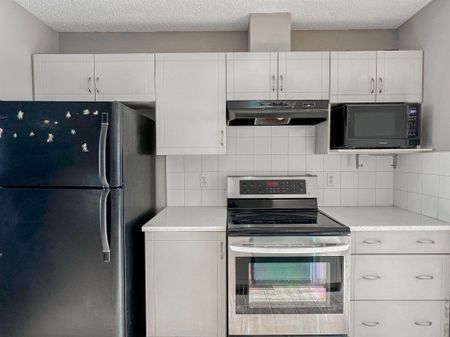 Comfortable Family Home In Quiet Saddle Ridge Neighborhood - Photo 3