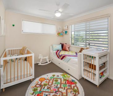 “Stunning Townhouse In Prime Location” - Photo 4