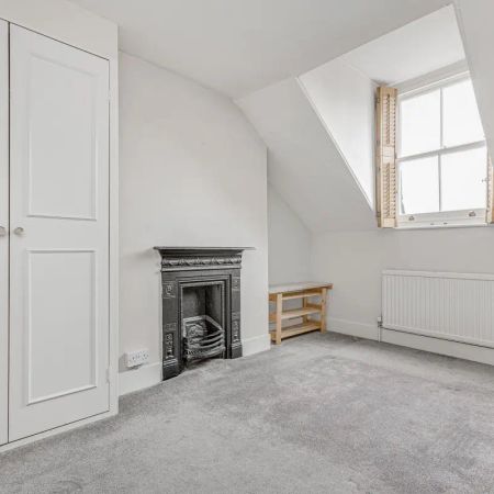 3 bedroom flat in London - Photo 3