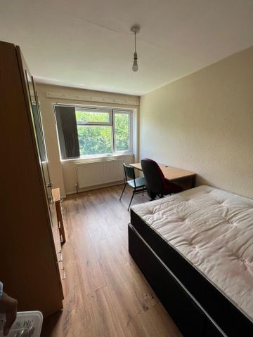 1 bedroom in a house share to rent - Photo 2