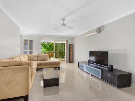 Spacious inner city unit - Photo 3