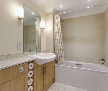 Elegant town centre mews house with premium finishes, south-west garden, and parking. - Photo 5