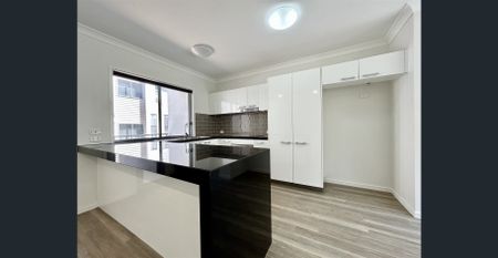Beautiful 3 Storey Fully Air Conditioned Townhouse - Photo 2