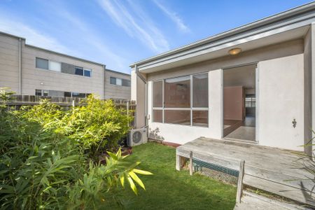 Sunny 1 Bedroom Townhouse with Courtyard - Photo 3