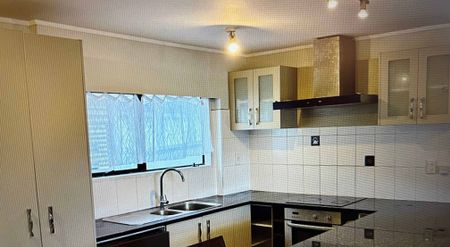 Spacious 3-Bedroom Home in Double Grammar Zone - Photo 3