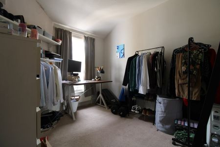 3 Bed Flat, Aristotle Road, SW4 - Photo 2
