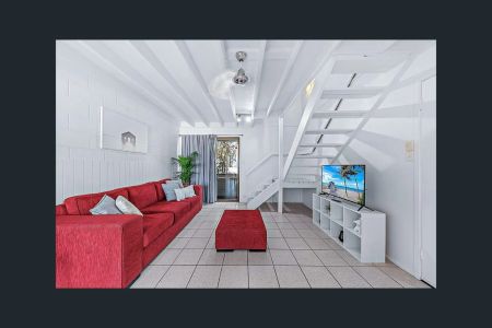 Prime Cannonvale location. Renovated Townhouse! - Photo 3