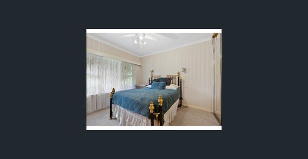 🏡 Spacious 4br Family Home Opposite Lochiel Park! 🌳 - Photo 1