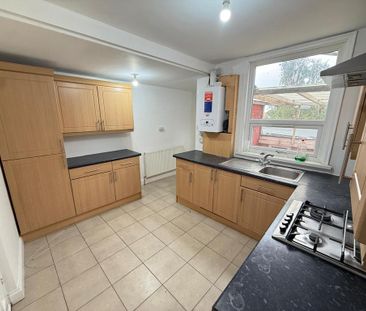 3 bedroom semi-detached house to rent - Photo 3