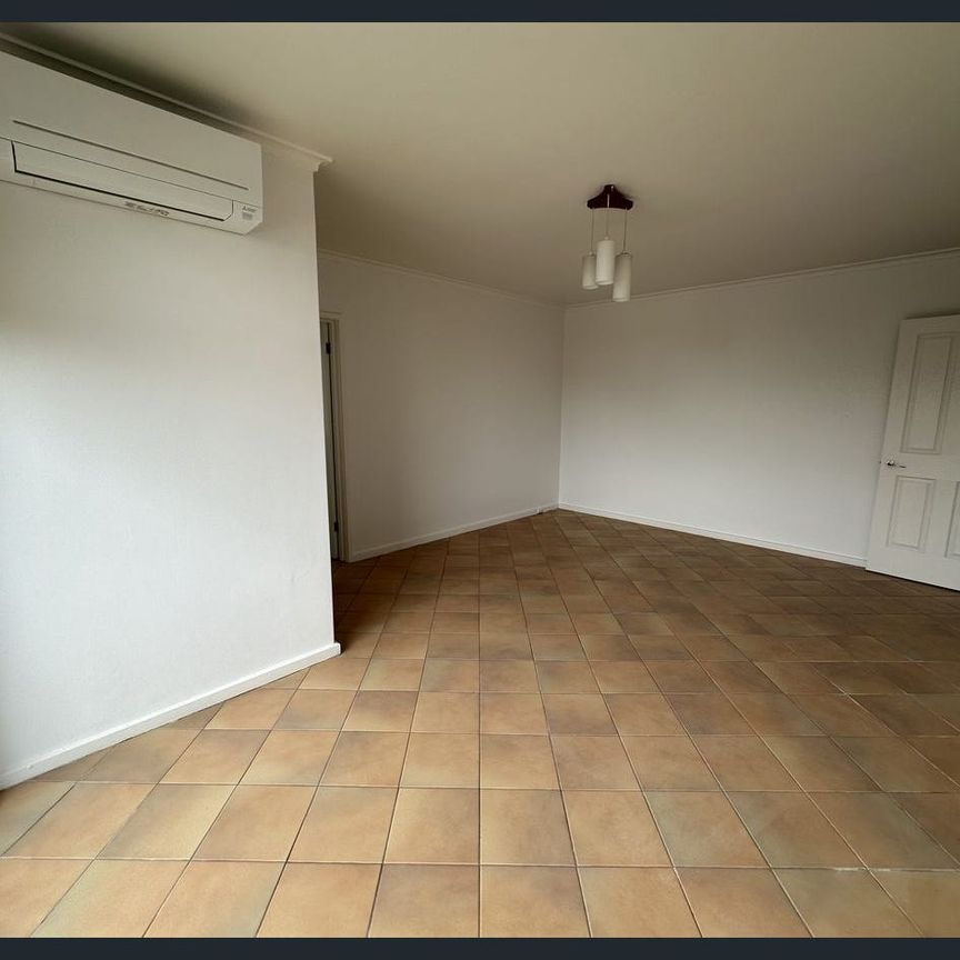 SPACIOUS APARTMENT IN FANTASTIC LOCATION! - Photo 1