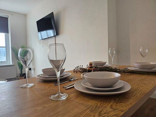 2 Bed Flat, Western Road, BN1 - Photo 1
