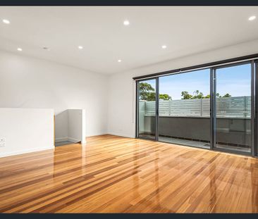 INNER CITY LIVING IN THE HEART OF ESSENDON! - Photo 2