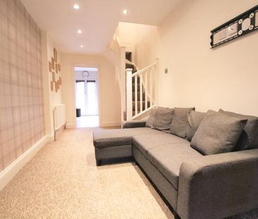 4 bedroom end of terrace house to rent - Photo 2