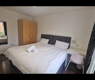 4 Bed Terraced House, Belgravia Close, B5 - Photo 1