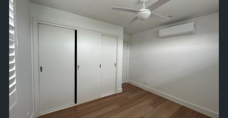 Modern home with loads of comfortable amenities and contemporary feel…. - Photo 3