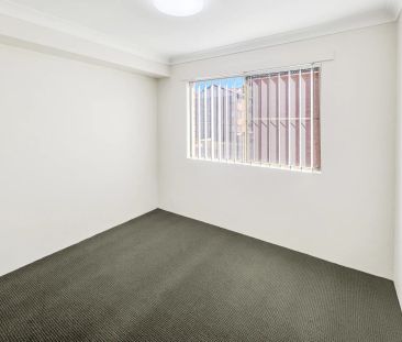 QUIET & UPDATED APARTMENT! - Photo 2