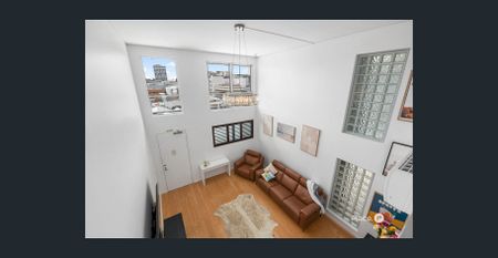 Expansive 187m² Two-Level Warehouse Apartment with Story Bridge Views - Photo 3