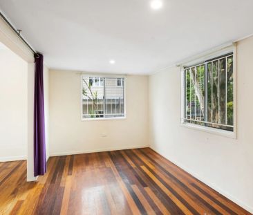 Charming Family Home with Spacious Backyard in Yeronga - Photo 5