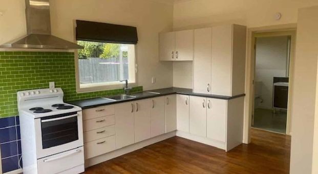 ELEVATED & SUNNY - 3 BEDROOMS. 1 BATHROOM HOUSE - Photo 1