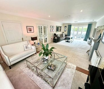 A substantial, detached, family home, in a quiet cul de sac to the south of Newbury near Wash Water. - Photo 3