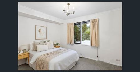 Spacious private living domains - Photo 5