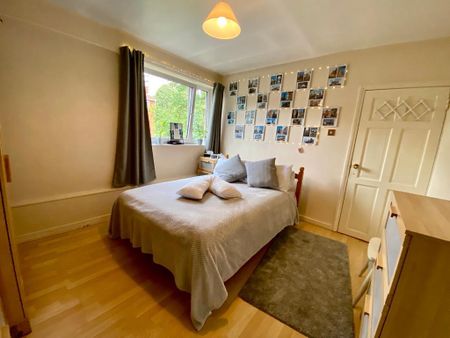 1 bedroom in a flat share to rent - Photo 2