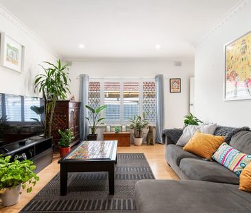 DELIGHTFUL UNIT ONLY MINUTES FROM THE BEACH! - Photo 1