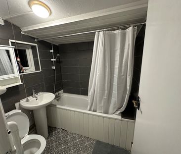 3 Bed Flat, University Area Available Now, RG6 - Photo 1