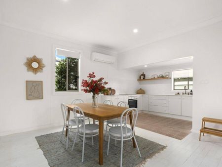 Stylish Renovated Cottage in an Unbeatable Location - Photo 3