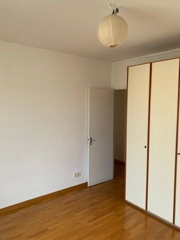 Appartement 2 pièces 60m2 MARSEILLE 2EME 890 euros - Photo 2