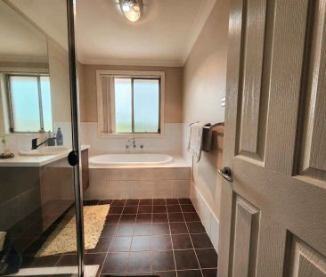 “Family-Friendly Modern Townhouse in the Heart of Blacktown!” - Photo 6