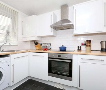 Charming two bedroom end of terrace house ideally located near Vict... - Photo 4