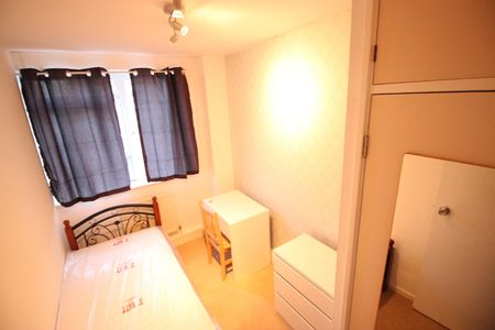 Room in a Shared Flat, Market Square, E14 - Photo 3