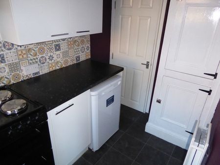Darfield Place, Harehills, LS8 - Leeds - Photo 2