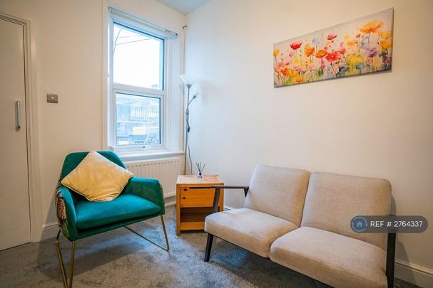 1 bedroom in a flat share to rent - Photo 1