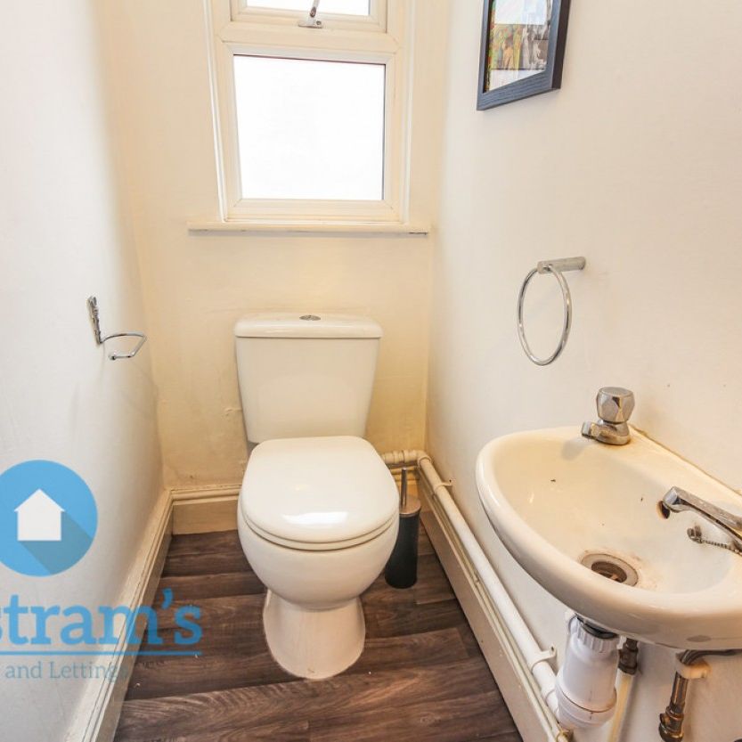 References Pending - 5 bed End Terraced House - Photo 1
