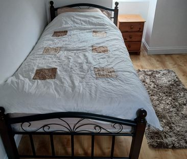 Loft room to let for single female only- Ilford - Photo 2