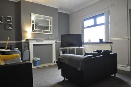 1 bedroom in a house share to rent - Photo 2