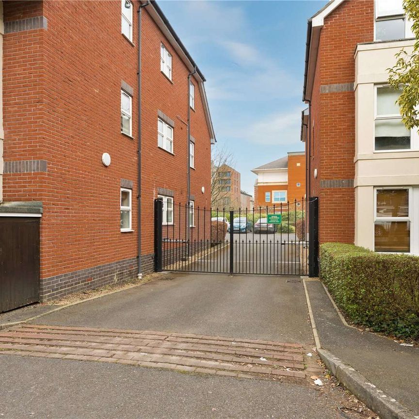 A ground floor, two bedroom apartment in Egham. - Photo 1