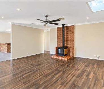 Spacious 4-Bedroom Family Home Opposite Beautiful Parkland! - Photo 2