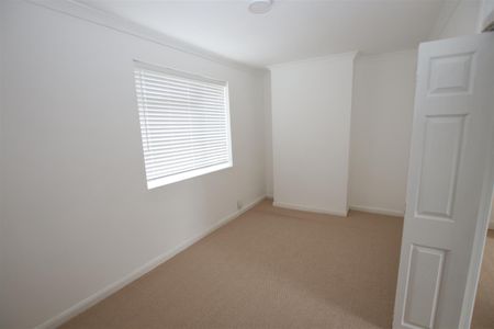 2 bedroom Terraced House to let - Photo 3