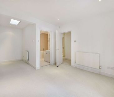 Situated on a charming mews road in the heart of South Kensington, ... - Photo 1